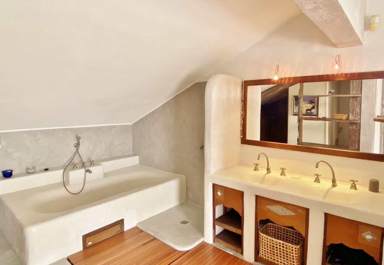 The serenity villa with its bathroom nearby saint-gilles les bains